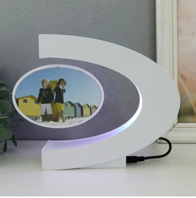Rama foto cu levitatie magnetica, awwaline, alba, lumina LED in forma de C, ideala pentru cadou